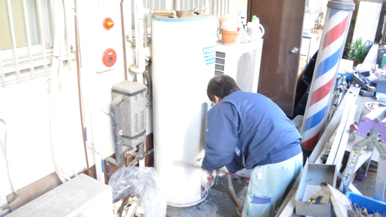 小型ガスボイラーの撤去作業・水抜き作業中